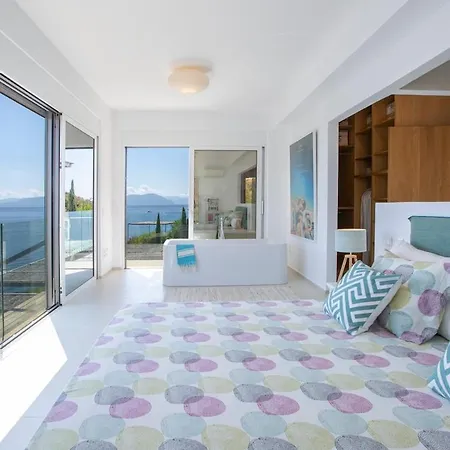 Villa Arkoudaki Luxurious Escape With Infinity Pool & Sea Access *