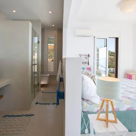 Arkoudaki Luxurious Escape With Infinity Pool & Sea Access *