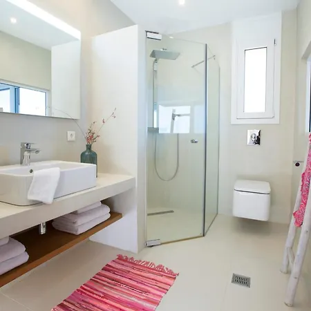 Arkoudaki Luxurious Escape With Infinity Pool & Sea Access *