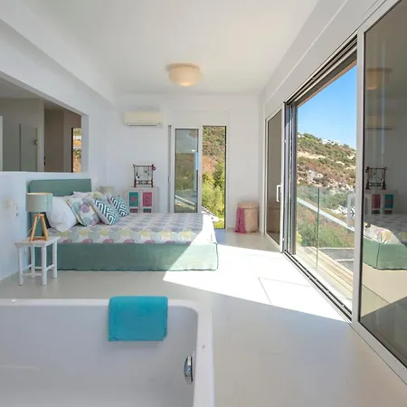 Arkoudaki Luxurious Escape With Infinity Pool & Sea Access *